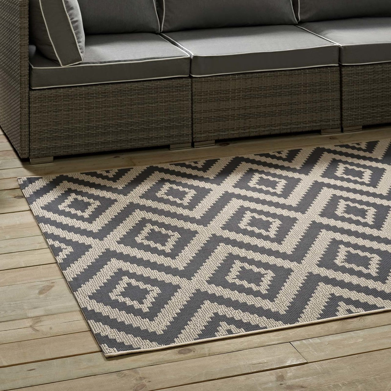 Jagged Geometric Diamond Trellis 5x8 Indoor and Outdoor Area Rug, Fabric, Grey Gray 14917